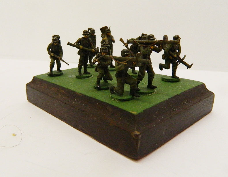 MODEL 3D INT GER02B GERMAN INFANTRY WWII AT TEAM   1/72